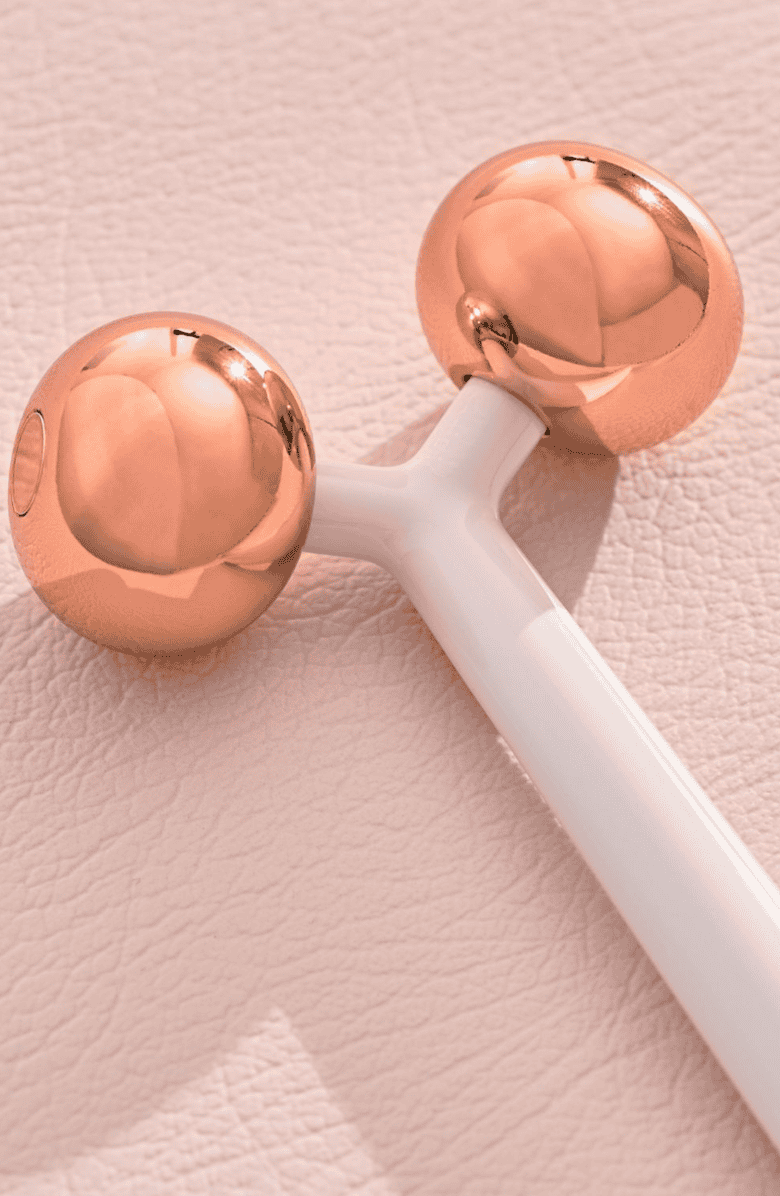 Second image of Sculpting And Depuffing Deluxe Face Roller